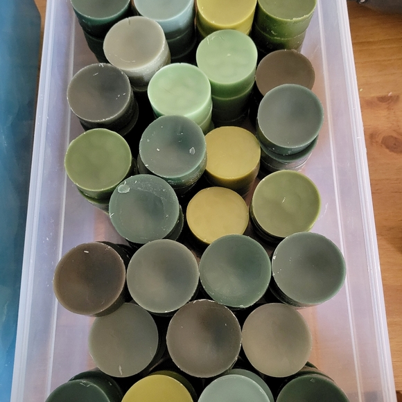 Reclaimed Candle Wax 1 Pound Greens - Picture 3 of 4
